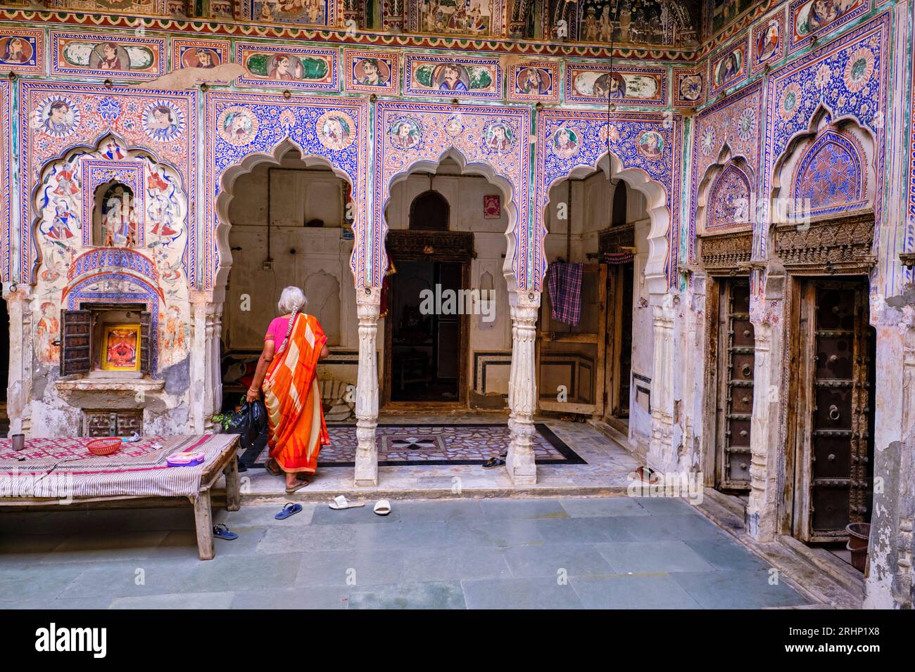 Indien, Rajasthan, Shekhawati Region, Fatehpur, Malerei auf der Fassade eines alten Haveli Stockfoto