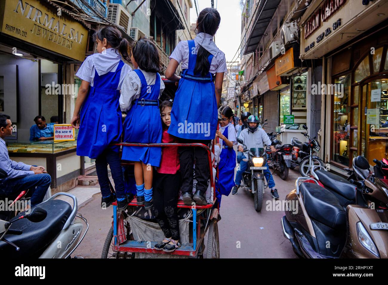 Indien, Neu-Delhi, Schulmädchen-Transport mit der Rikscha in Alt-Delhi Stockfoto