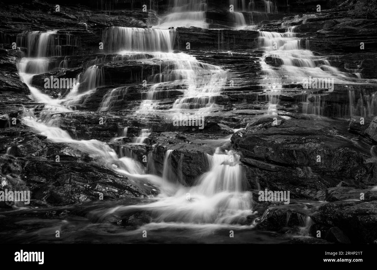 Minnehaha Falls – Rabun County, Georgia. Seidiges Wasser fällt über die Gesteinsschichten der Minnehaha Falls. Stockfoto