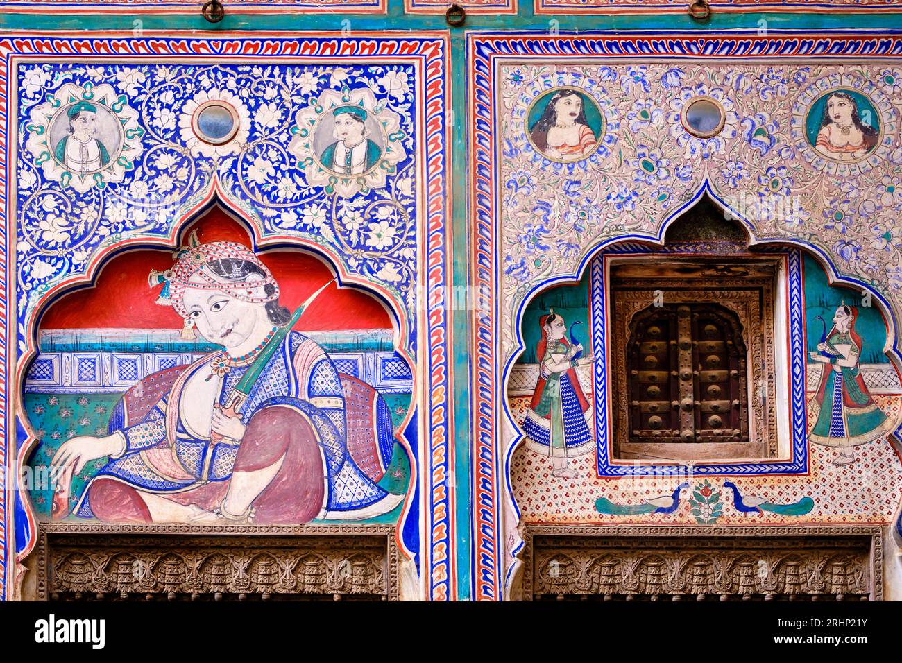 Indien, Rajasthan, Shekhawati Region, Fatehpur, Malerei auf der Fassade eines alten Haveli Stockfoto