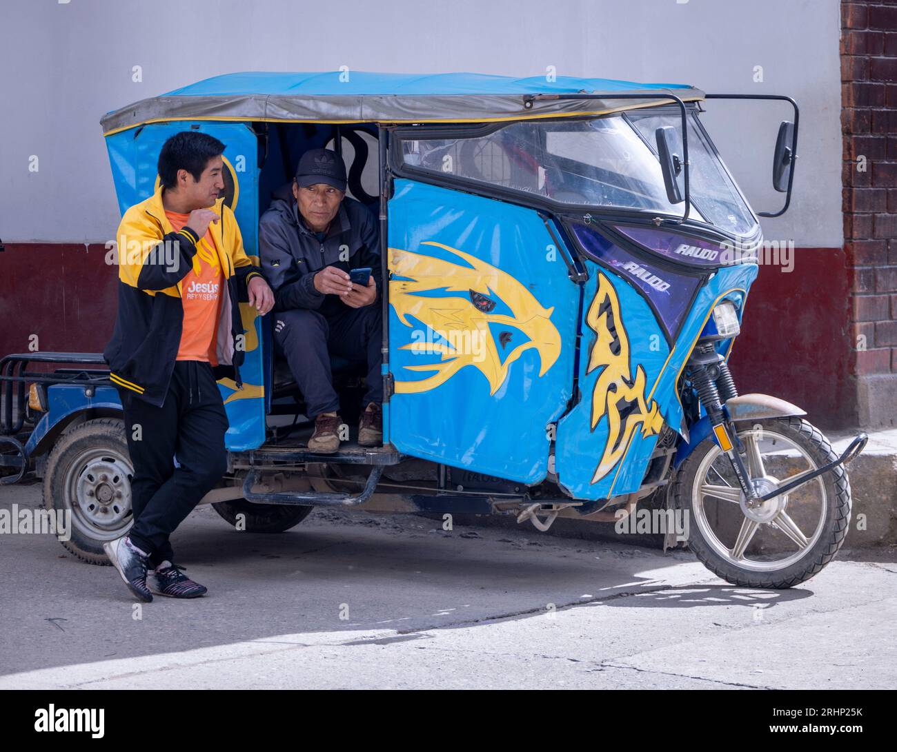 Peruanischer Tuk-Tuk-Auto-Rikscha-Fahrer und Freund, Catac, Peru Stockfoto