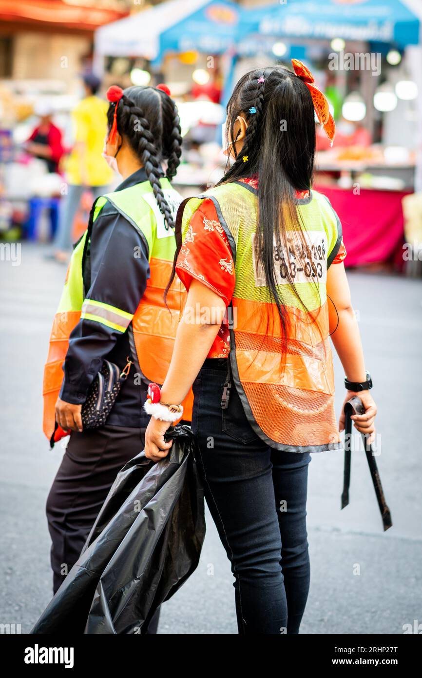 Die thailändischen Straßenreiniger machen eine Pause auf der Yaowarat Rd China Town, Bangkok, Thailand. Stockfoto