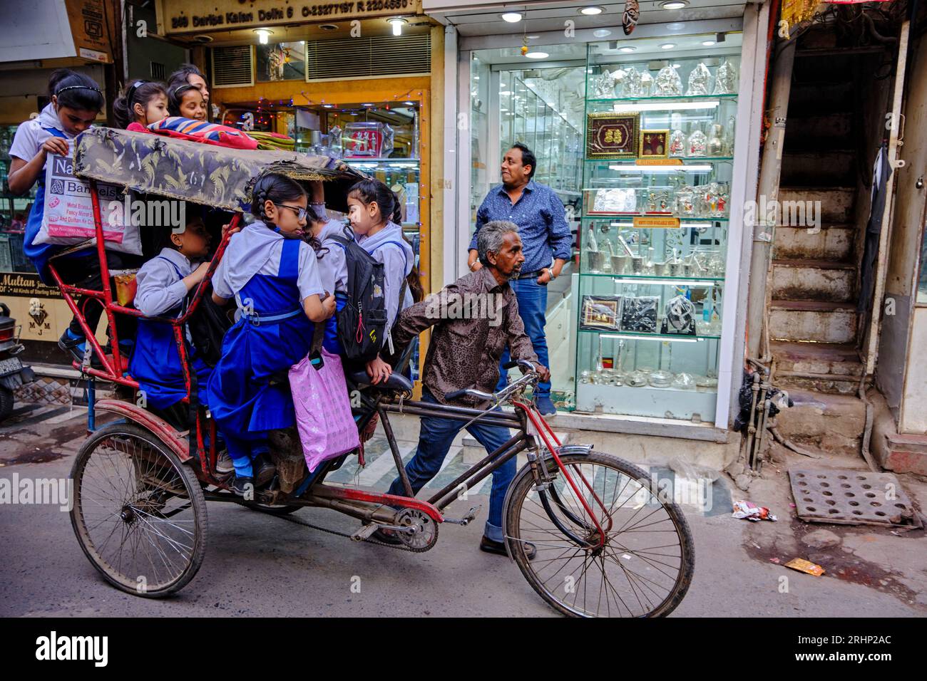 Indien, Neu-Delhi, Schulmädchen-Transport mit der Rikscha in Alt-Delhi Stockfoto