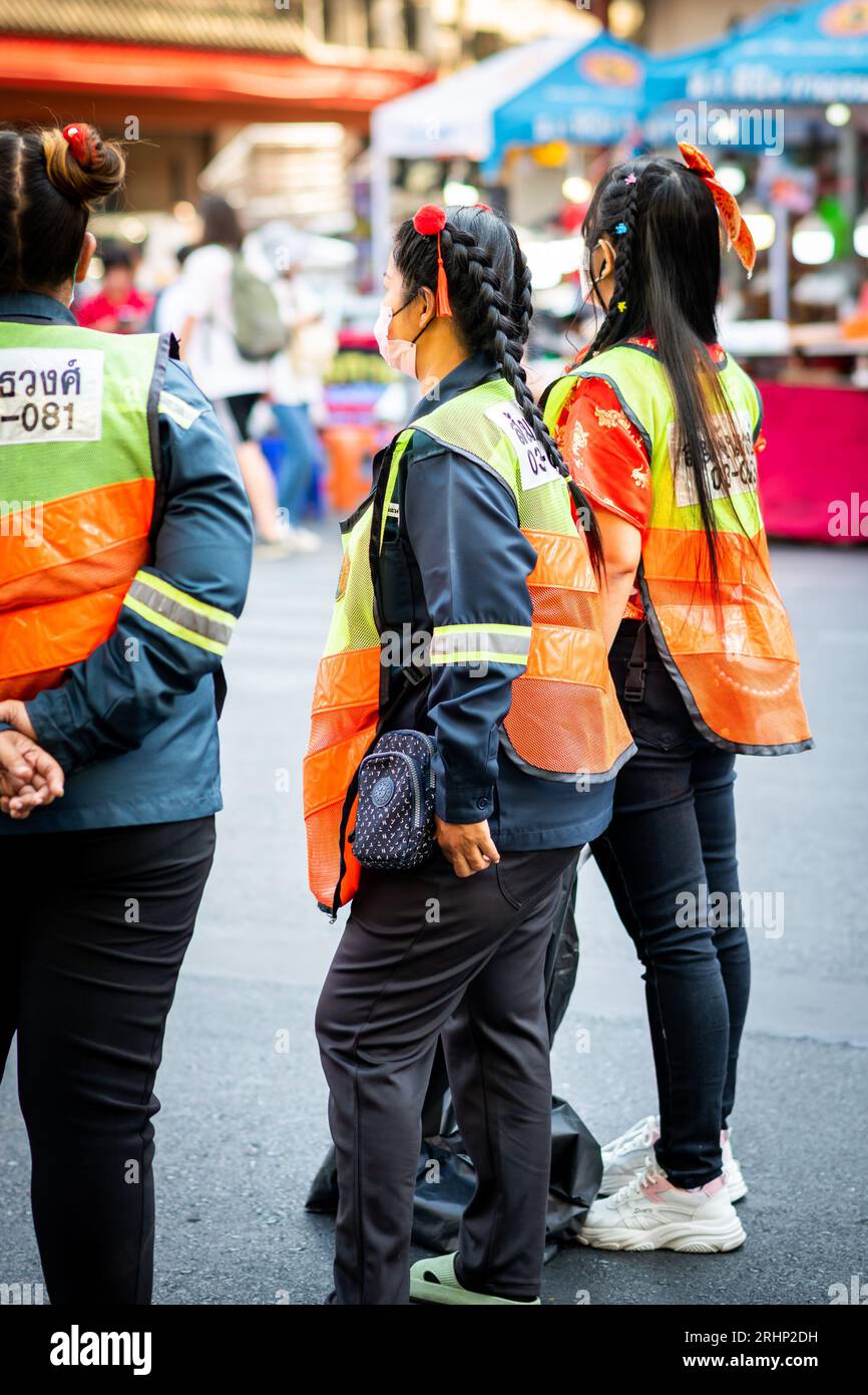 Die thailändischen Straßenreiniger machen eine Pause auf der Yaowarat Rd China Town, Bangkok, Thailand. Stockfoto