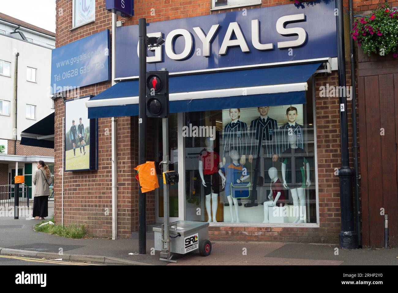 Maidenhead, Berkshire, Großbritannien. August 2023. Das Uniformgeschäft der Goyals-Schule in Maidenhead. Die Eltern beginnen, Schuluniformen für ihre Kinder zu kaufen, da das neue Schuljahr beginnt. Kredit: Maureen McLean/Alamy Stockfoto