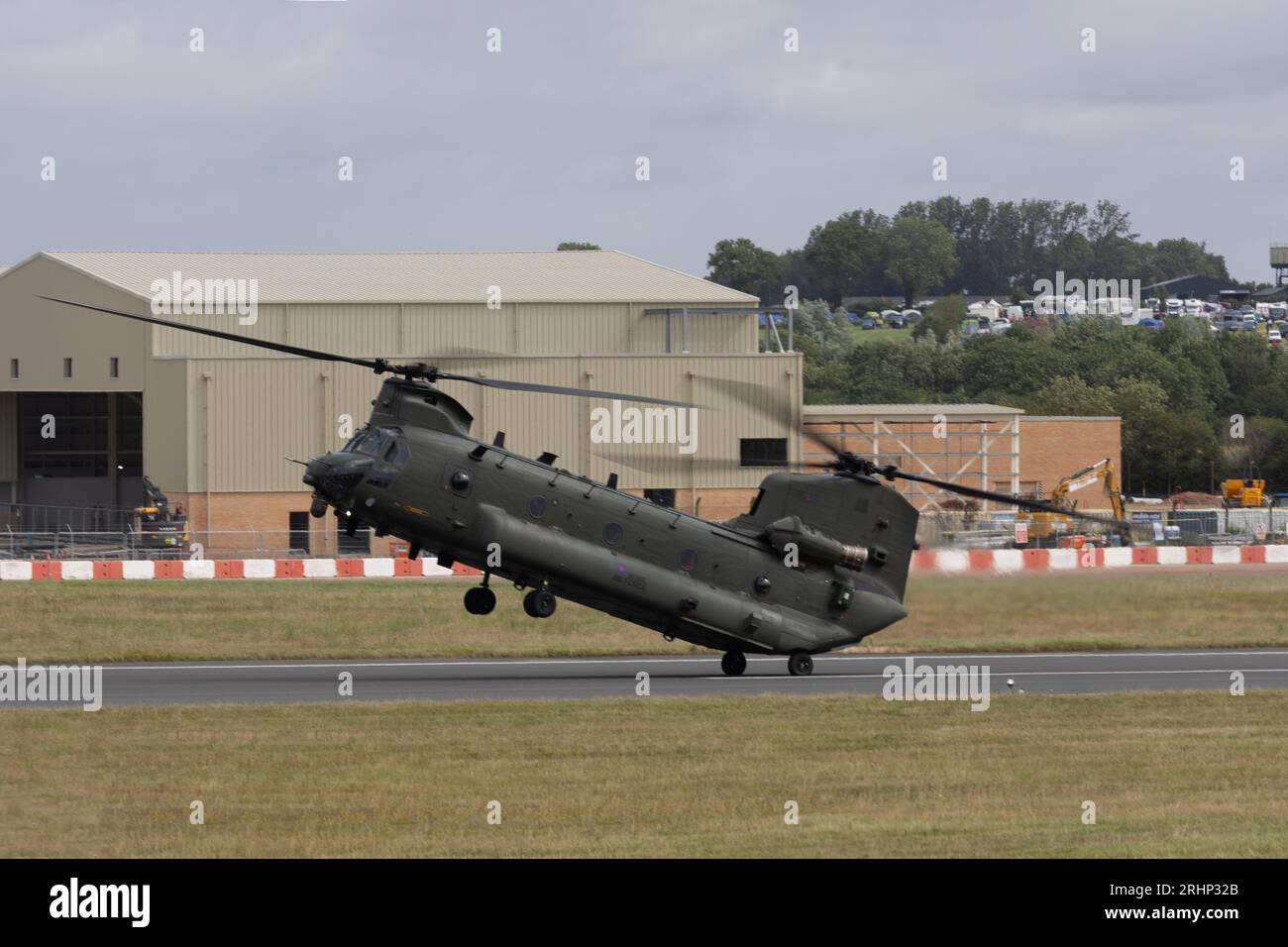 RAF Chinook zeigt das Team von RAF Odiham auf der Royal International Air Tattoo 2023 Stockfoto