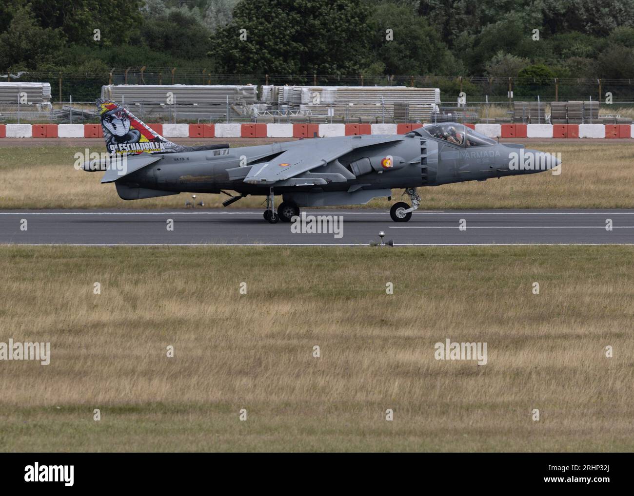 Ein spanischer McDonnell Douglas AV-8B Harrier II Jump Jet, der auf der Royal International Air Tattoo 2023 gezeigt wird Stockfoto