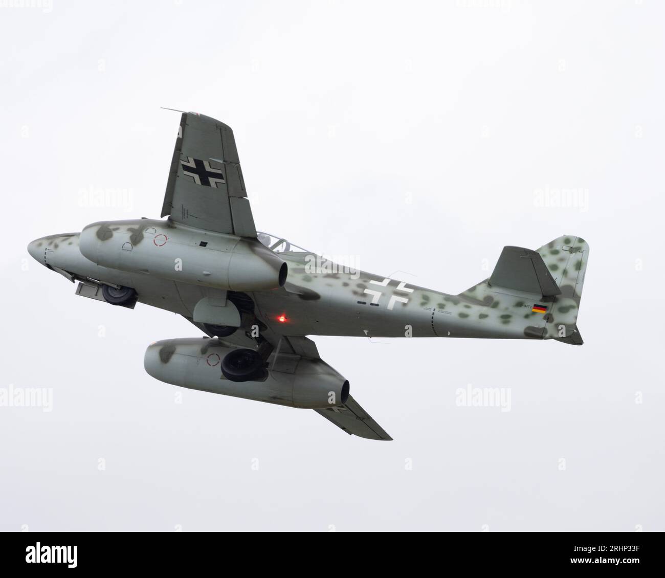 Eine Nachbildung des deutschen Kampfjets Me262 aus dem Zweiten Weltkrieg, der auf dem Royal International Air Tattoo 2023 flog Stockfoto