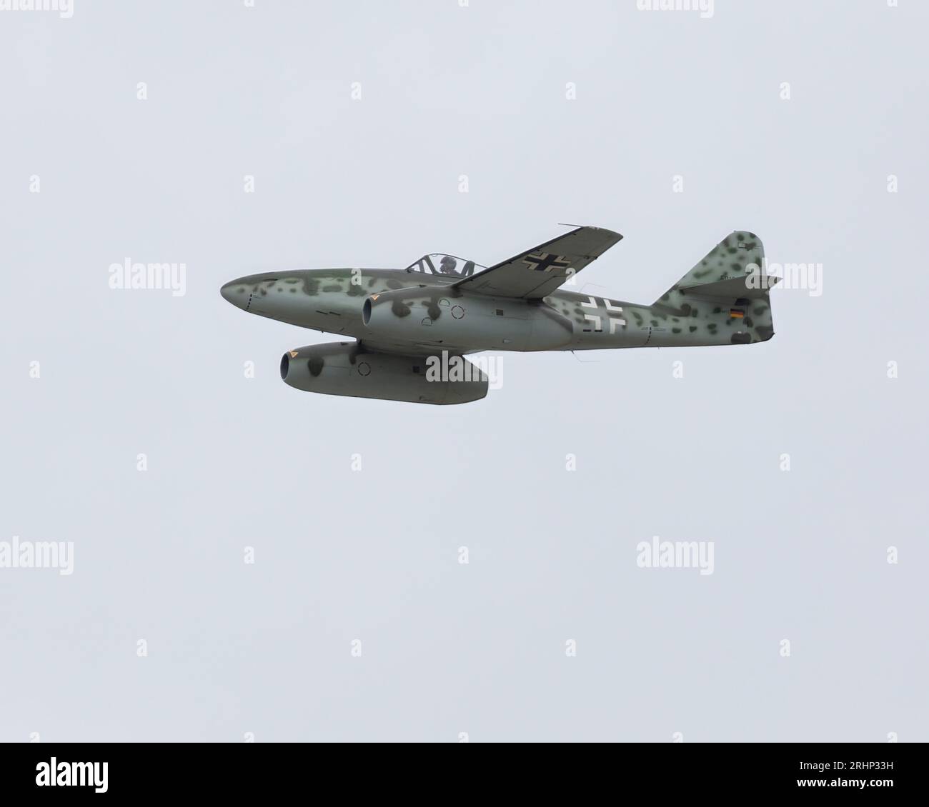 Eine Nachbildung des deutschen Kampfjets Me262 aus dem Zweiten Weltkrieg, der auf dem Royal International Air Tattoo 2023 flog Stockfoto