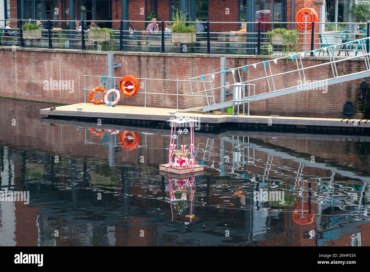 Maidenhead, Berkshire, Großbritannien. August 2023. Die heimische Maidenhead Secret Artist, die nur als „Maidsie“ bekannt ist, hat eine schwimmende Entenplattform an die englische Women's National Football-Mannschaft auf dem Wasserweg in Chapel Arches in Maidenhead, Berkshire, gebracht. Die Tribut-Grafik zeigt Fußbälle, England-Flaggen und sogar ein Tischfußballspiel. Das englische Frauenteam hat es mit der FIFA Frauen-Weltmeisterschaft am Sonntag bis zum Finale gegen Spanien geschafft. Kredit: Maureen McLean/Alamy Stockfoto