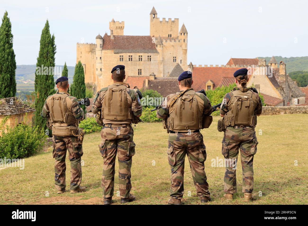 Des soldats de l’« Opération Sentinelle » veillent à la sécurité de sites touristiques du Périgord Noir. ICI près du château fort de Beynac. Le Villag Stockfoto