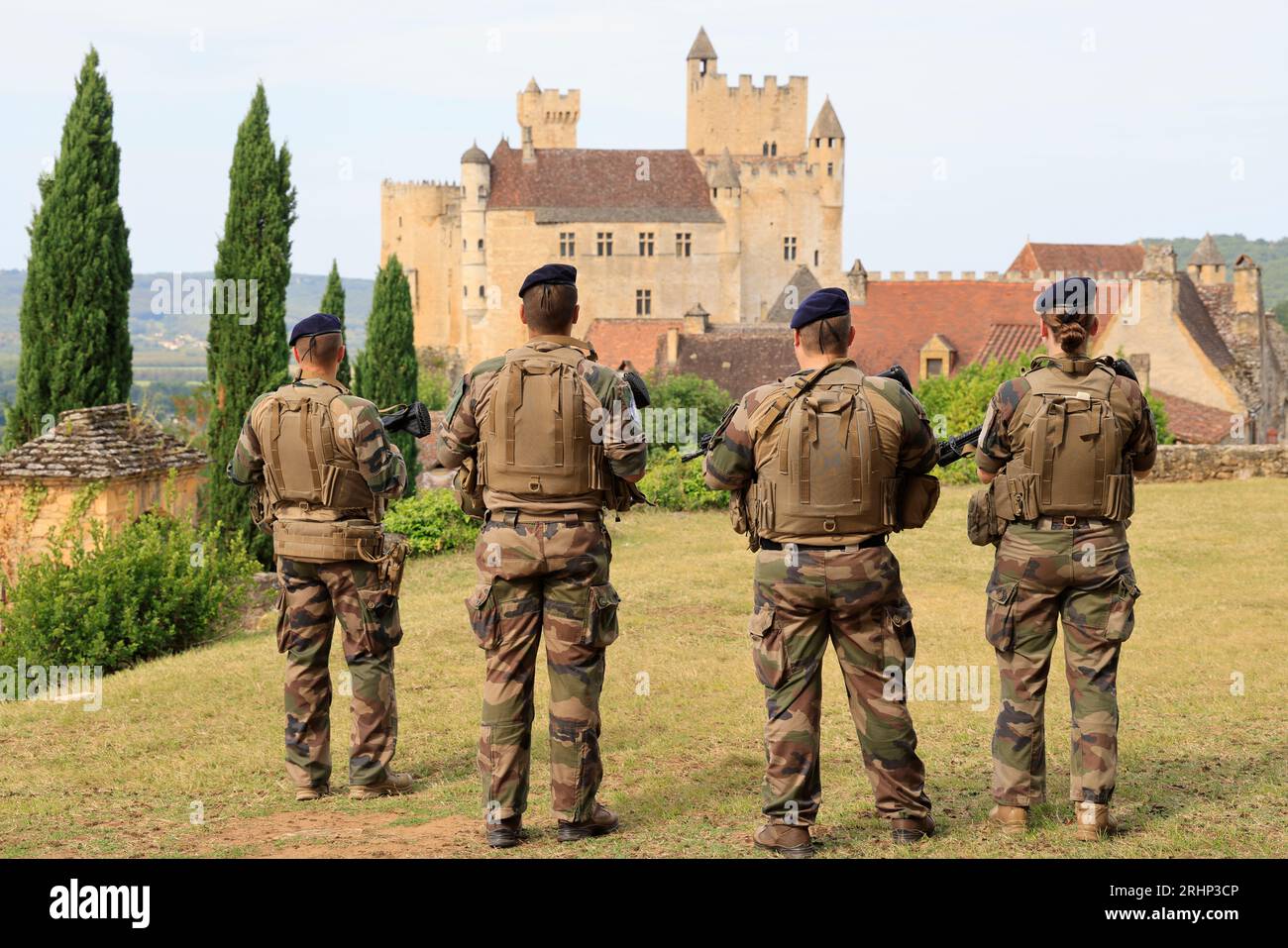 Des soldats de l’« Opération Sentinelle » veillent à la sécurité de sites touristiques du Périgord Noir. ICI près du château fort de Beynac. Le Villag Stockfoto