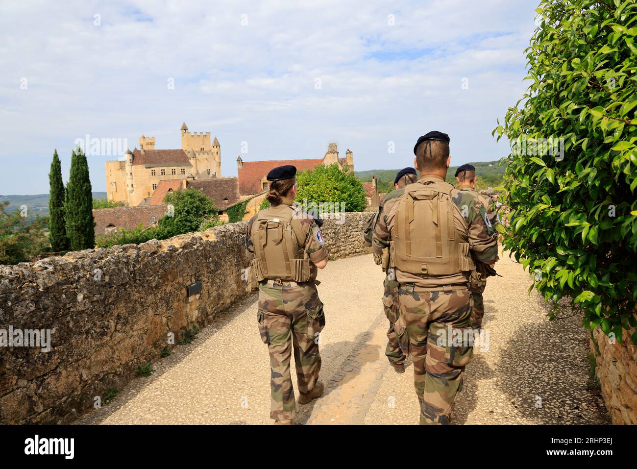 Des soldats de l’« Opération Sentinelle » veillent à la sécurité de sites touristiques du Périgord Noir. ICI près du château fort de Beynac. Le Villag Stockfoto