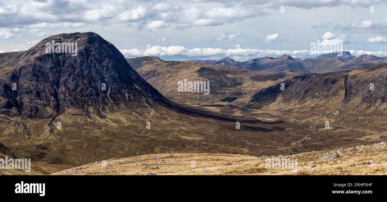 Panorama von Buachaille etive More in glencoe in Richtung ben nevis vom Skigebiet glencoe Stockfoto