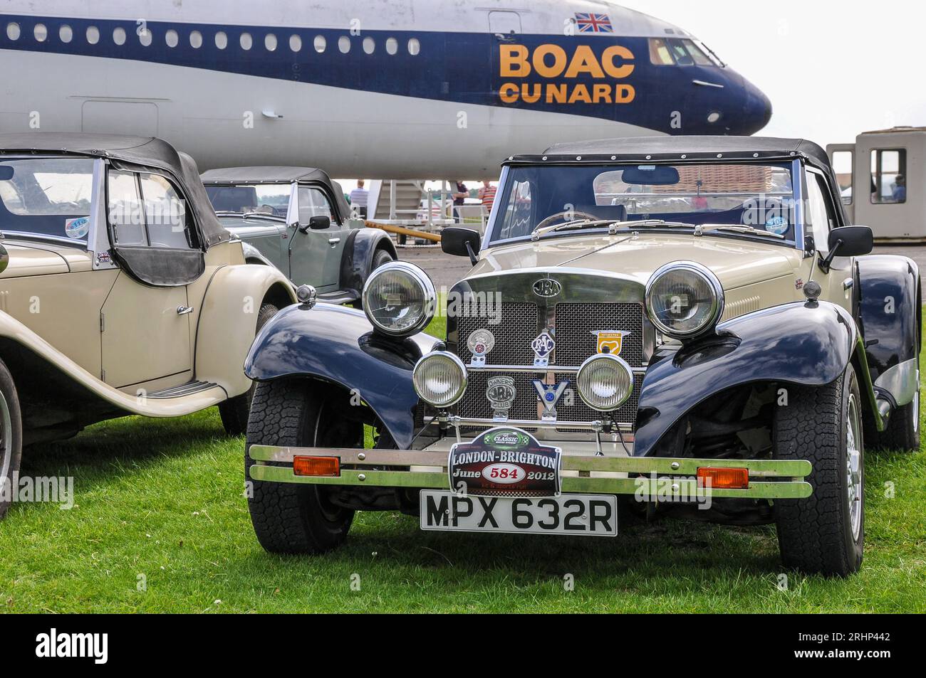 1977 registrierter JBA Falcon Sport Oldtimer mit BOAC Cunard liverisierte Vickers VC-10 in Duxford. JBA Motors war ein Unternehmen mit Sitz in Norwich Stockfoto