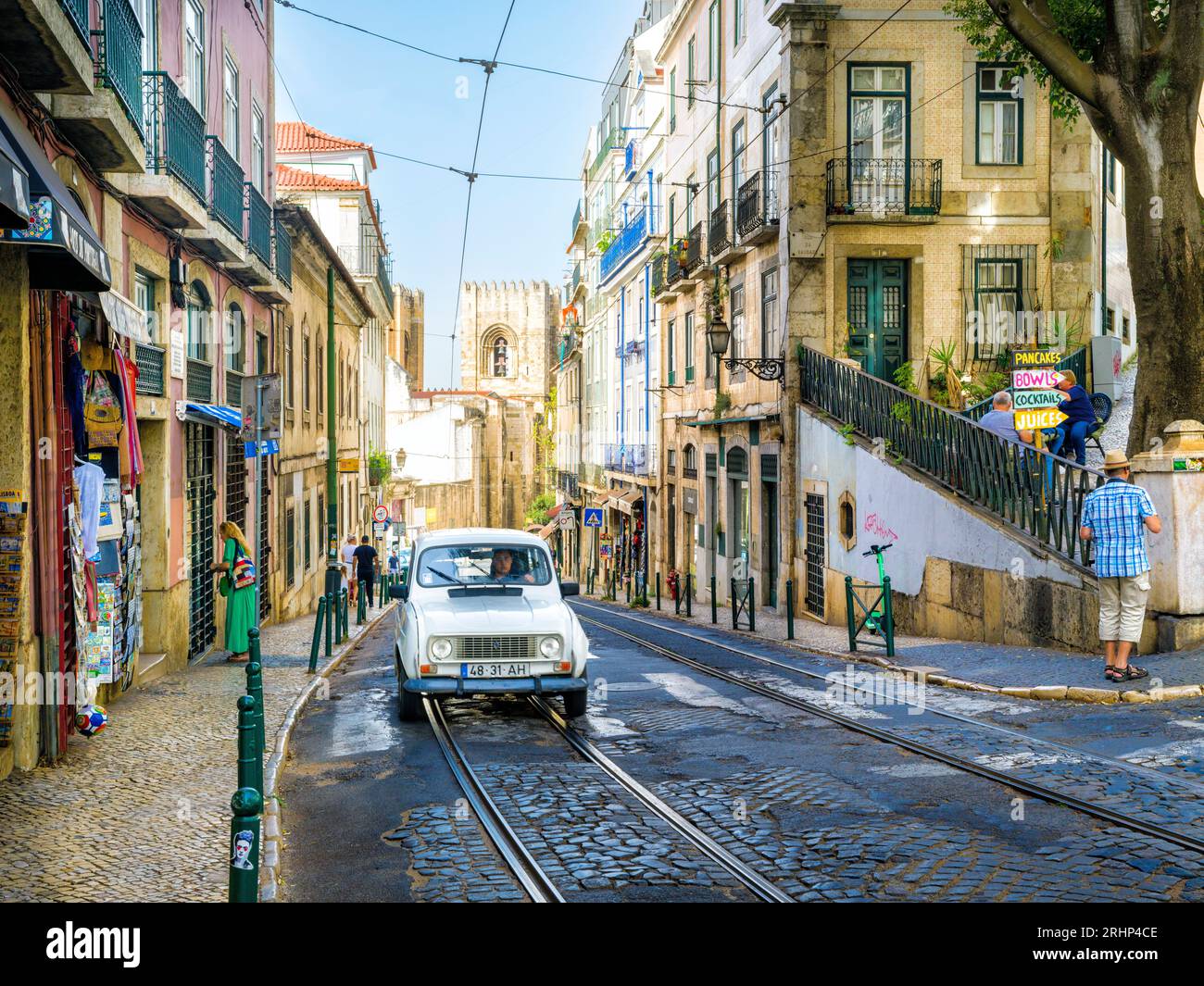 Straßenszene im historischen Alfama-Viertel Lissabon, Portugal, Europa Stockfoto