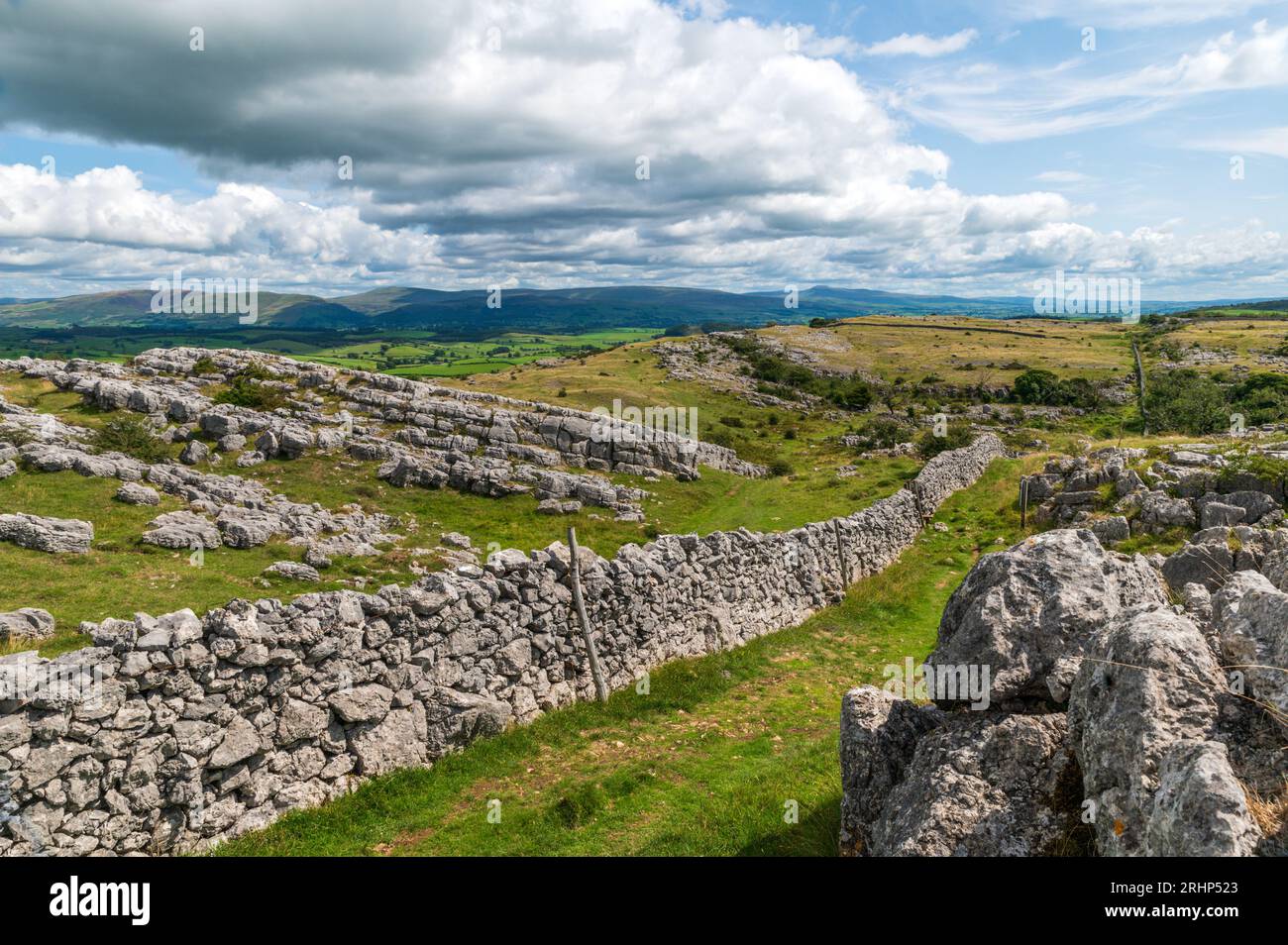 Kalksteinpflaster auf Farleton fielen über Burton-in-Kendale, Cumbria Stockfoto