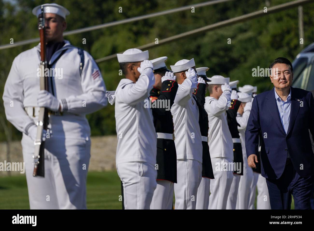 Der südkoreanische Präsident Yoon Suk Yeol trifft am 18. August 2023 zu einem Trilateralen Gipfel in Camp David ein, dem Präsidentenrückzug in der Nähe von Thurmont, Maryland. (Foto: Nathan Howard/SIPA USA)Kredit: Nathan Howard/Pool über CNP/MediaPunch Stockfoto