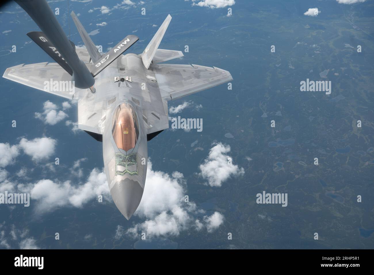 Die U.S. Air Force F-22 fliegt während der Red Flag-Alaska 23-3, 15. August 2023, zum Auftanken von einer KC-135 ein. Foto: Airman 1st Class Quatasia Carter Stockfoto