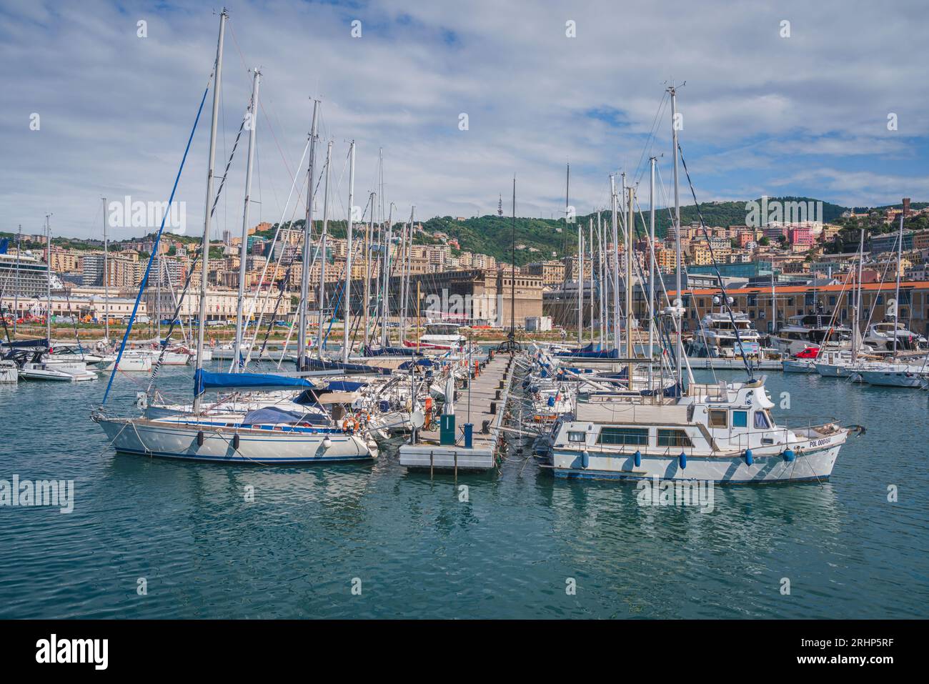 Blick auf den Hafen von Genua mit blauem Himmel, Italien Stockfoto