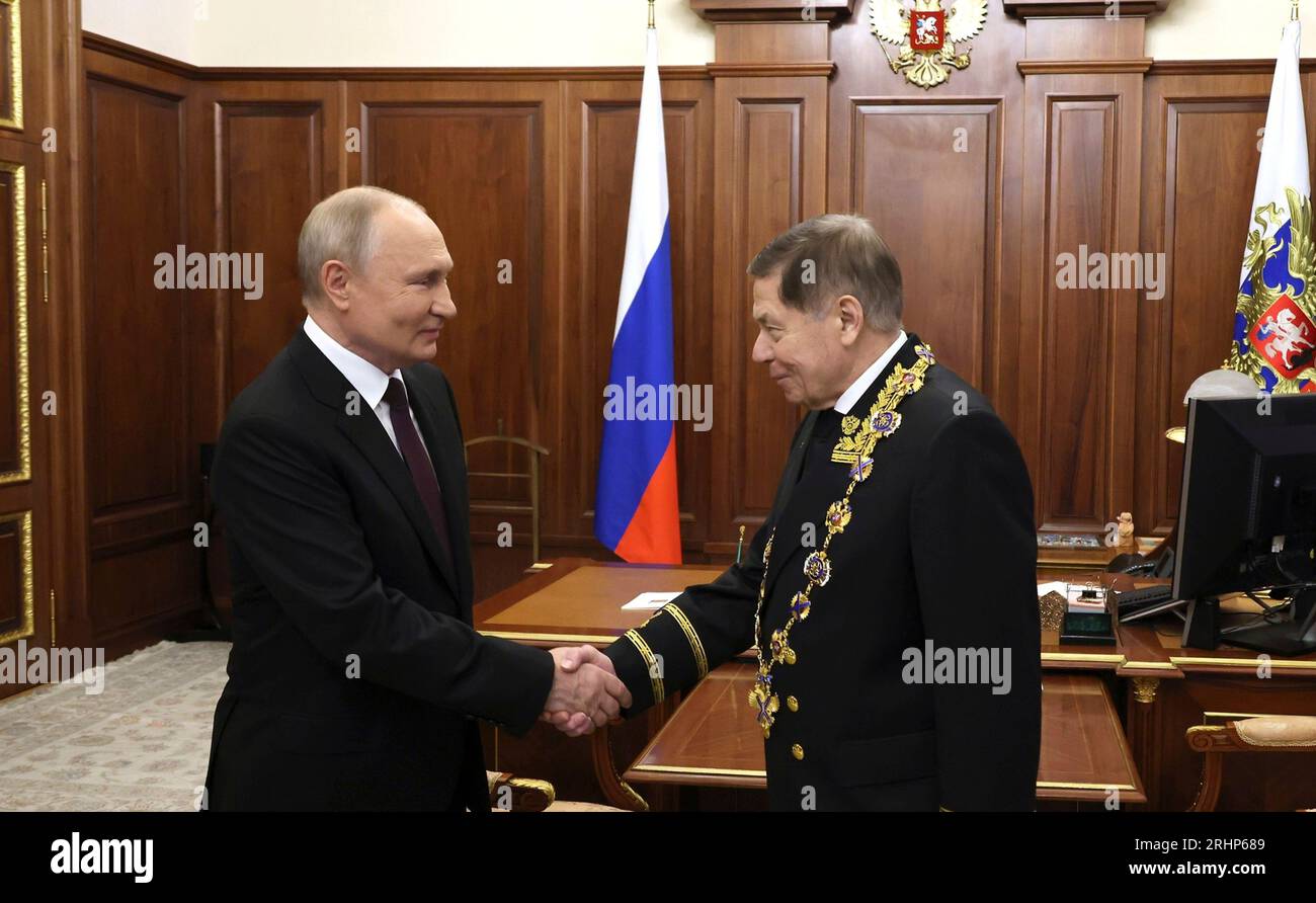 Moskau, Russland. August 2023. Der russische Präsident Wladimir Putin, links, schüttelt mit dem Obersten Gerichtshof Wjatscheslaw Lebedew, rechts, die Hand, nachdem er ihm den Apostelorden des hl. Andreas im Kreml am 18. August 2023 in Moskau, Russland, verliehen hatte. Kredit: Michail Klimentjew/Kreml Pool/Alamy Live News Stockfoto