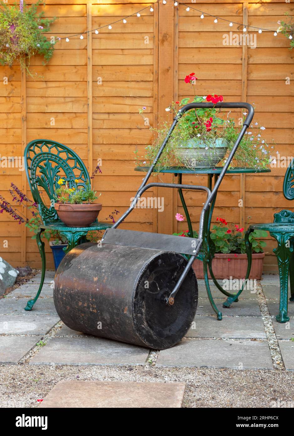 Gartenrasenwalze zum Abflachen des Bodens, bereit zum Legen von neuen Samen oder Rasen Stockfoto