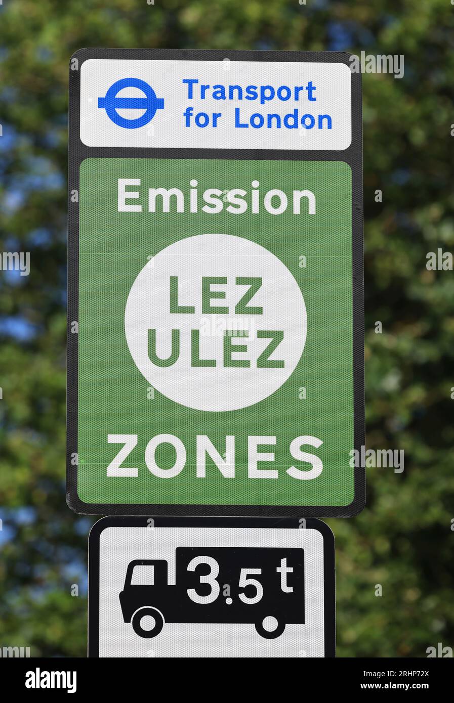 Neues TFL-Schild bereit für die umstrittene Erweiterung der ULEZ-Zone Ende August 2023 in Uxbridge, Hillingdon, Großbritannien Stockfoto