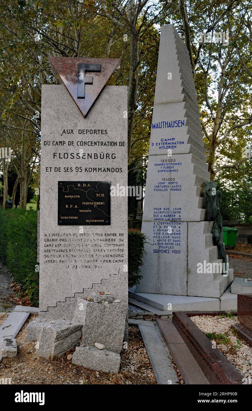 Denkmäler für die Opfer der Konzentrationslager Flossenburg und Mauthausen während des Zweiten Weltkriegs stehen auf dem Friedhof Père Lachaise in Paris. Stockfoto