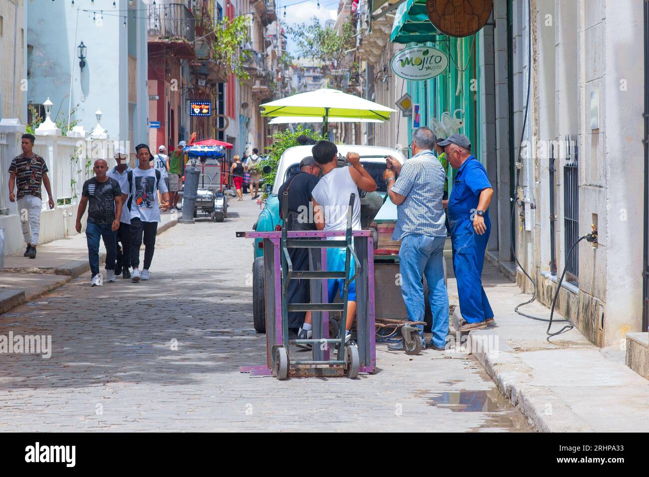 Havanna, Kuba - 27. Juli 2023: Eine Gruppe von Menschen, die sich von einem Straßenhändler versammelt haben Stockfoto