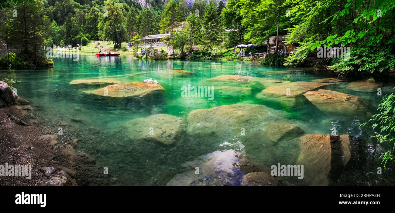 Blausee - einer der schönsten Seen Europas in der Schweiz, Kanton Bern. Berühmt mit smaragdgrünem klarem und traselitalem Wasser, umgeben Stockfoto
