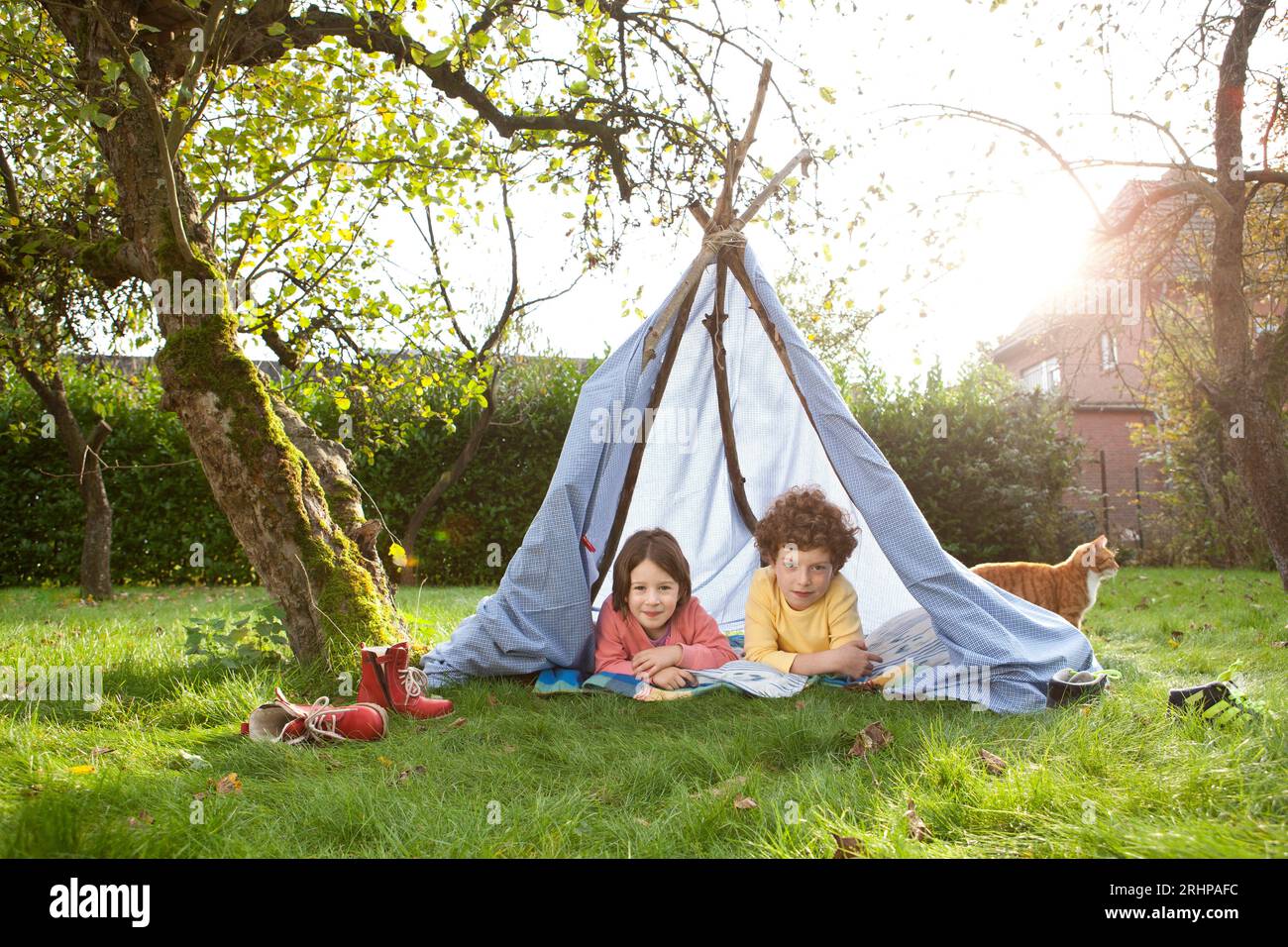 Kinder im selbstgemachten Zelt Stockfoto