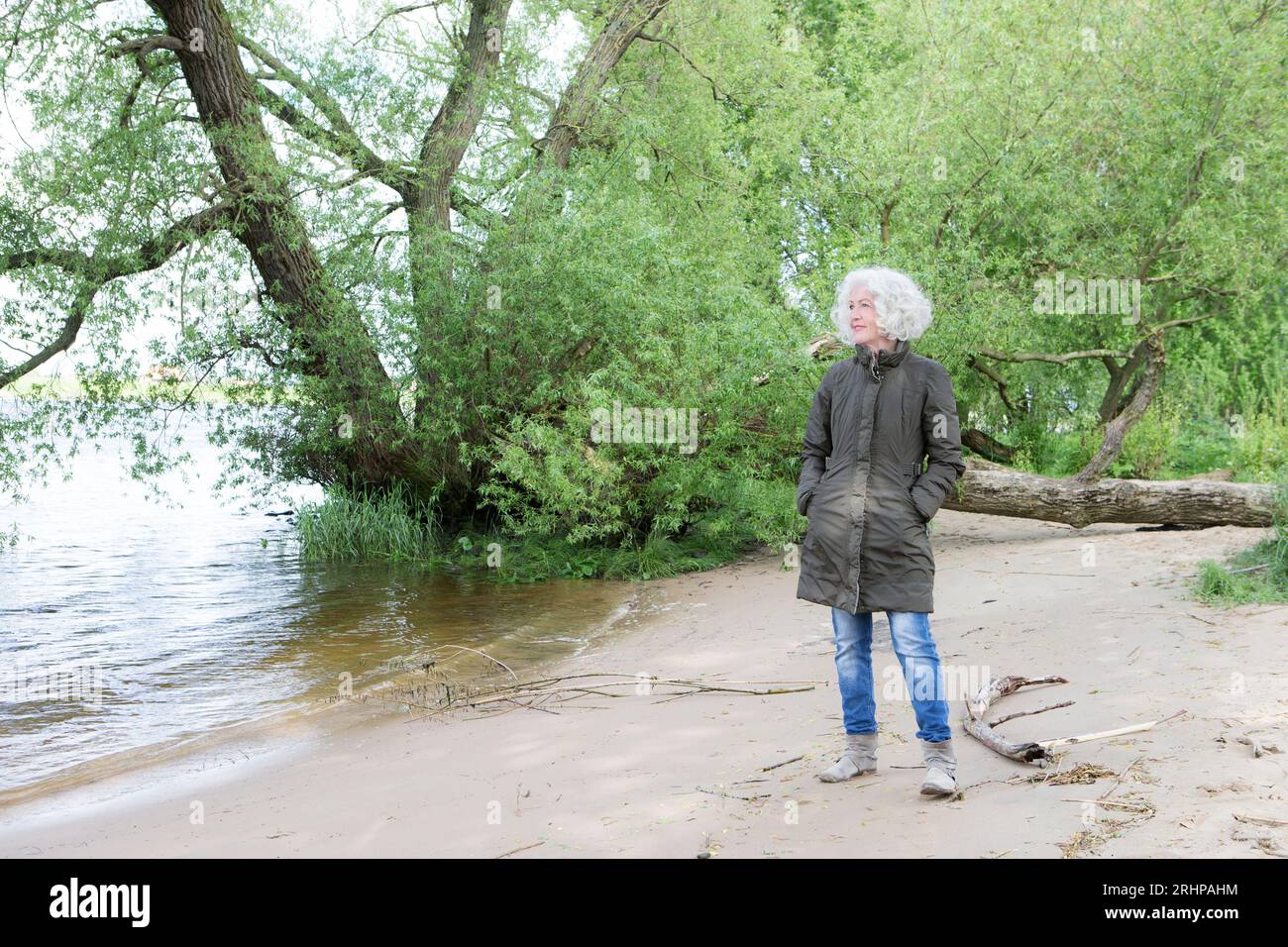 Ältere Frau an Land Stockfoto