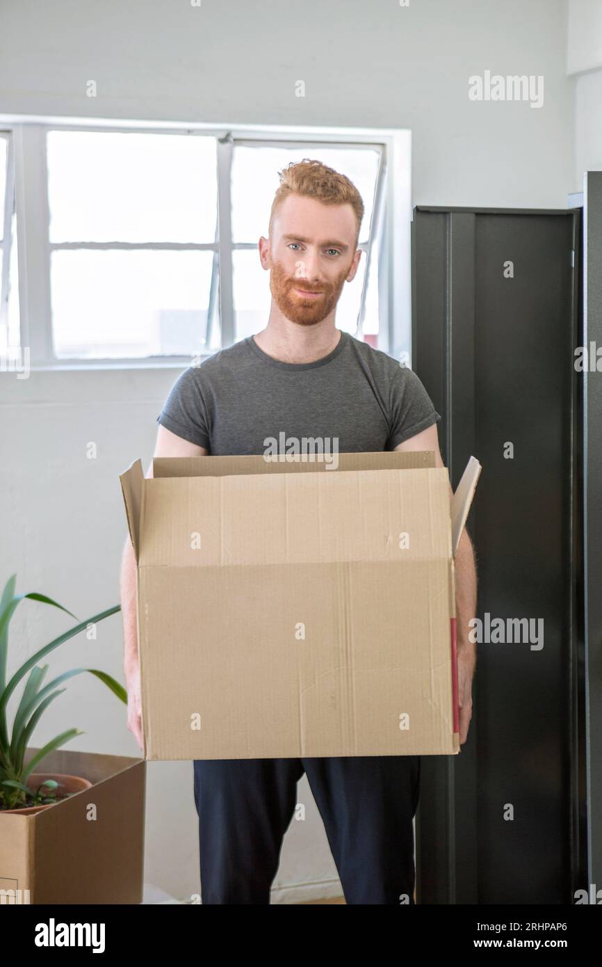 Mann mit beweglicher Box Stockfoto