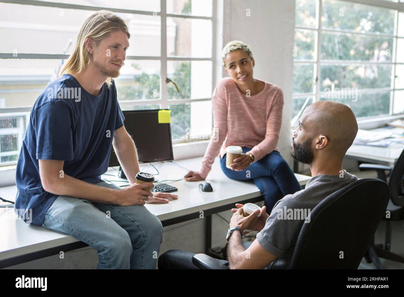 Junge Menschen im Gespräch Stockfoto