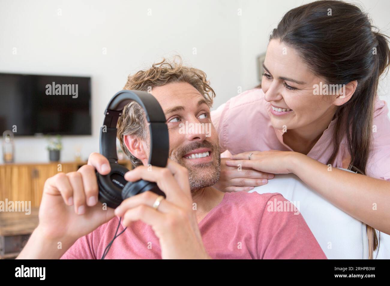 Applying paar Stockfoto