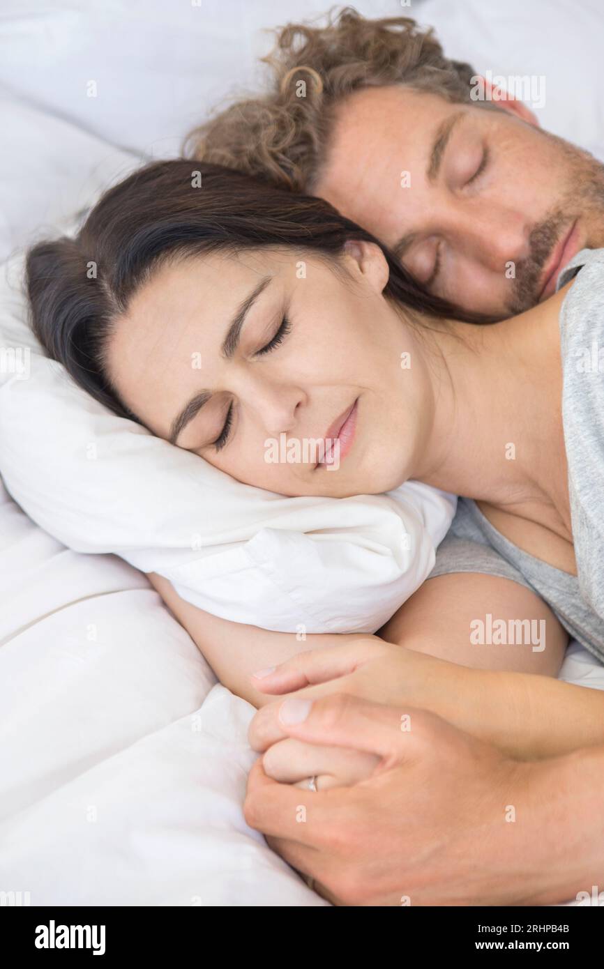 Schlafendes Paar mittleren Alters Stockfoto