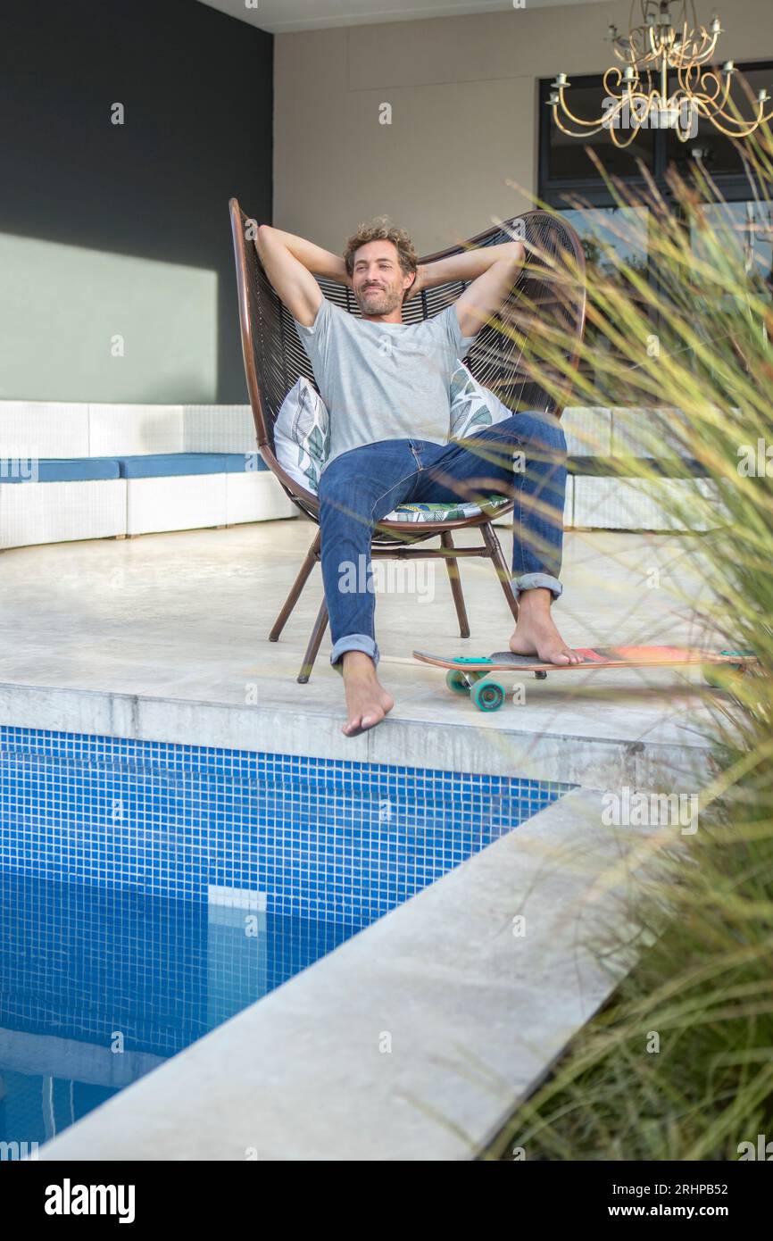 Mann mittleren Alters am Pool Stockfoto