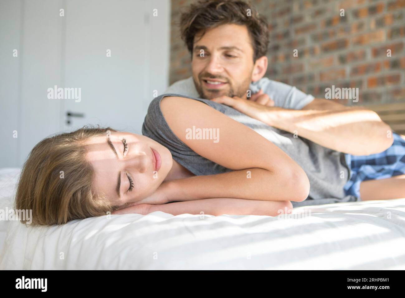 Junges Paar im Bett Stockfoto