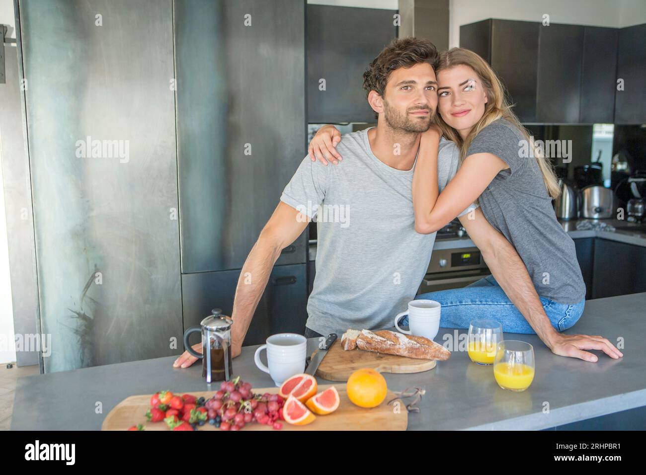Paar in der Küche Stockfoto