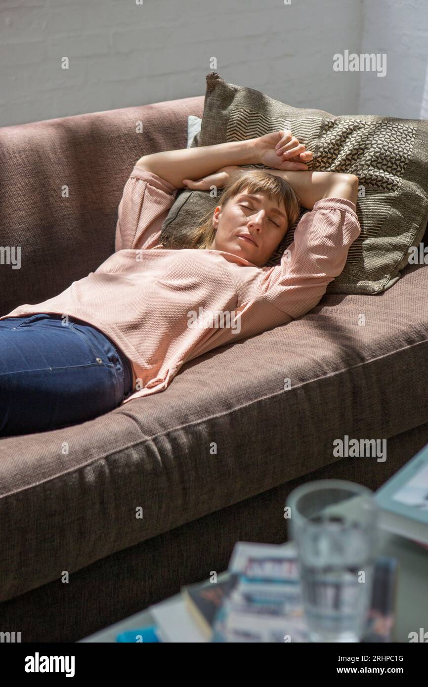 Schlafende Frau auf dem Sofa Stockfoto