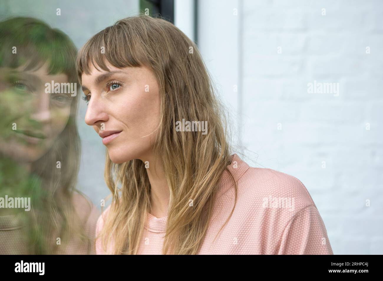 Frau am Fenster Stockfoto