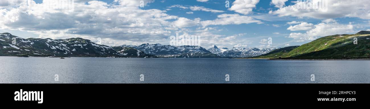 Der Tyin-See mit dem Jotunheimen-Gebirge Stockfoto