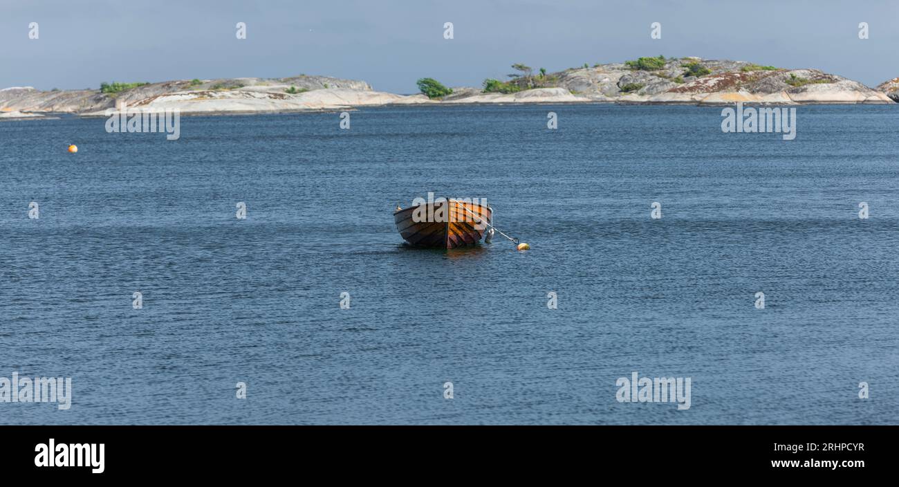 Ruderboot vor Anker in einer Bucht Stockfoto