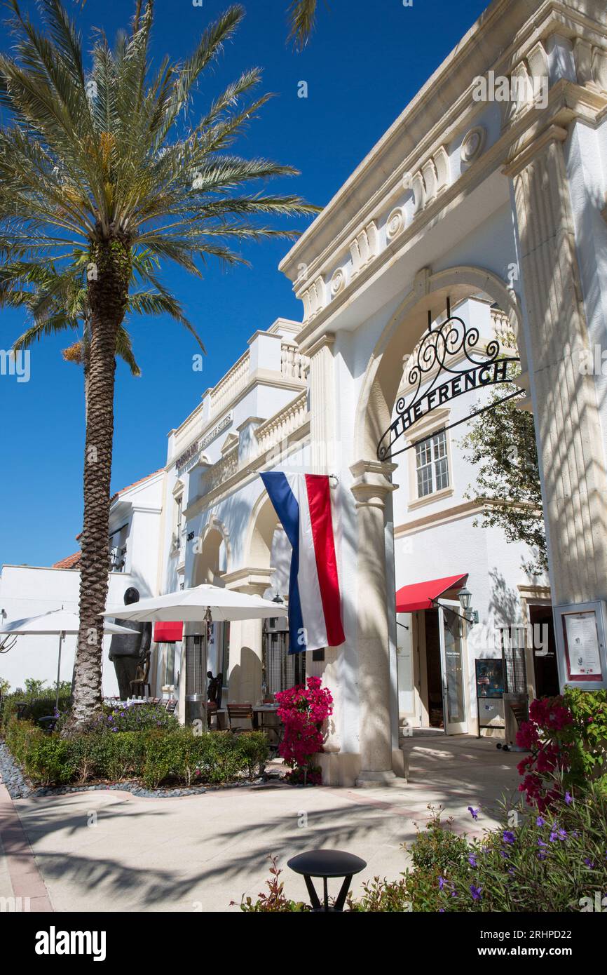 Neapel, Florida, USA. Zierbogen am Eingang zu einem Restaurant und einer Galerie auf der 5th Avenue South, der exklusivsten Einkaufsstraße der Stadt. Stockfoto