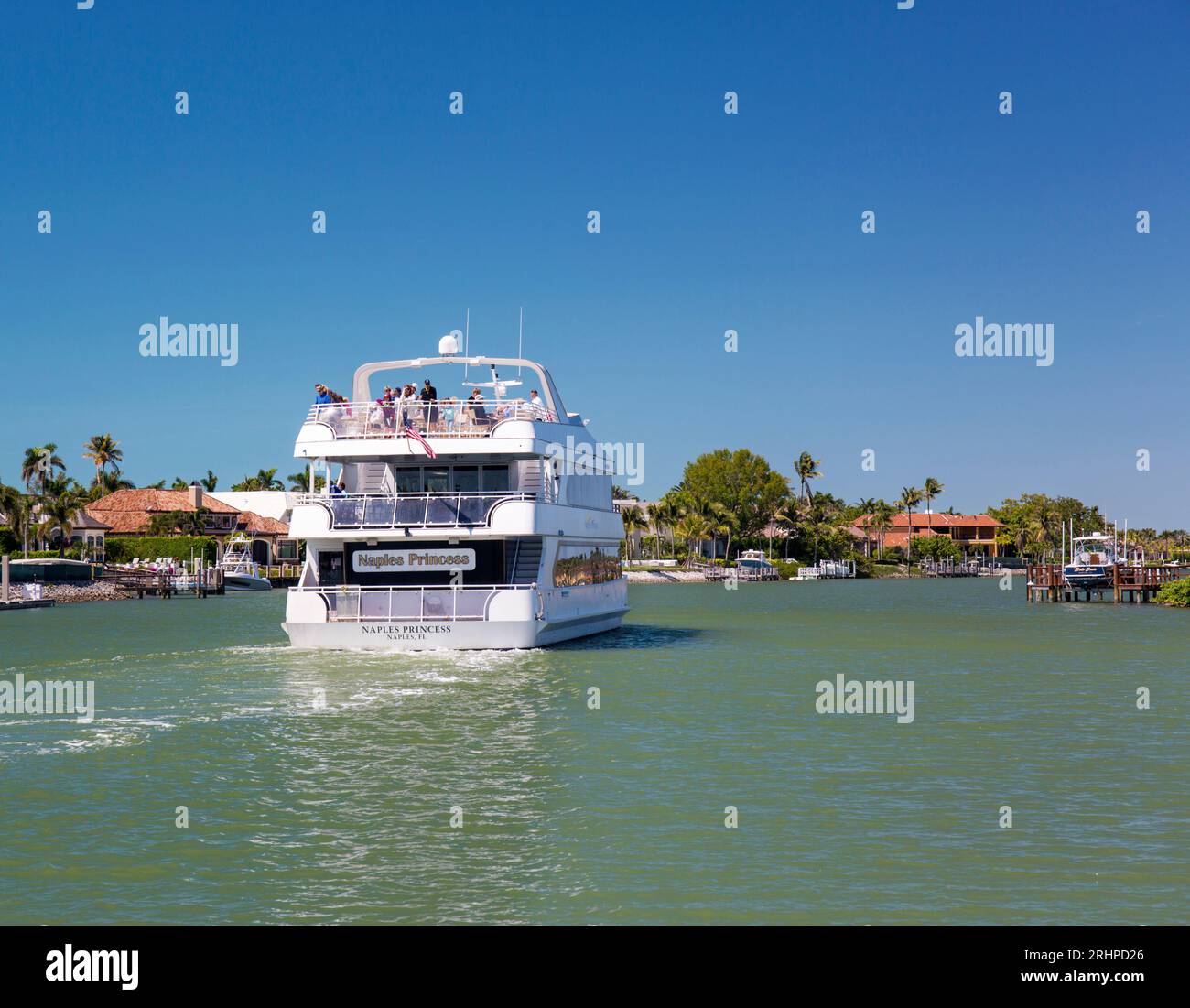 Neapel, Florida, USA. Das berühmte lokale Sightseeing-Boot, die „Naples Princess“, fährt vorbei an erstklassigen Immobilien am Ufer der Bucht von Neapel. Stockfoto