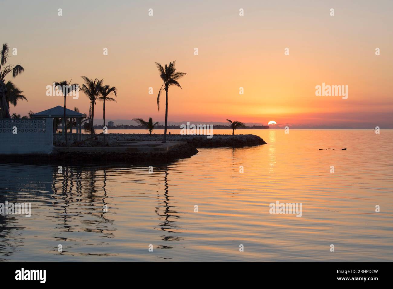 Marathon, Florida, USA. Blick von Key Vaca über das ruhige Wasser der Straße von Florida, Sonnenaufgang. Stockfoto