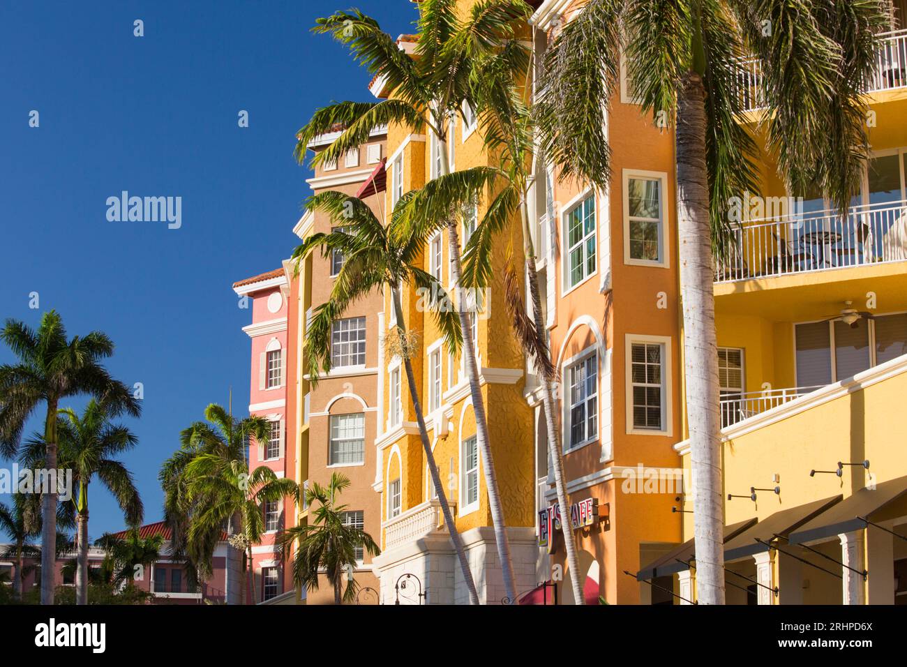 Neapel, Florida, USA. Farbenfrohe moderne Architektur in der exklusiven Wohnsiedlung Bayfront Place. Stockfoto