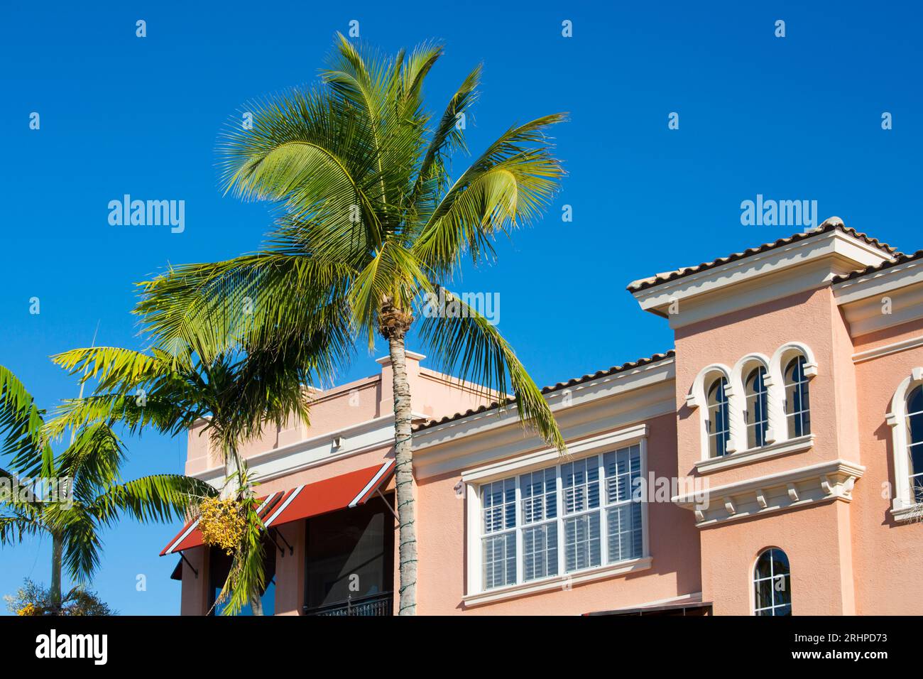 Neapel, Florida, USA. Palmen und farbenfrohe Fassaden mit Blick auf die 5th Avenue South, die exklusivste Einkaufsstraße der Stadt. Stockfoto