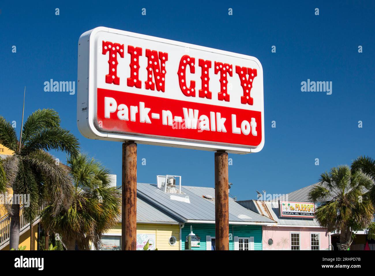 Neapel, Florida, USA. Park and Walk Schild in Tin City, einem historischen Einkaufs- und Restaurantkomplex am Hafen von Neapel. Stockfoto