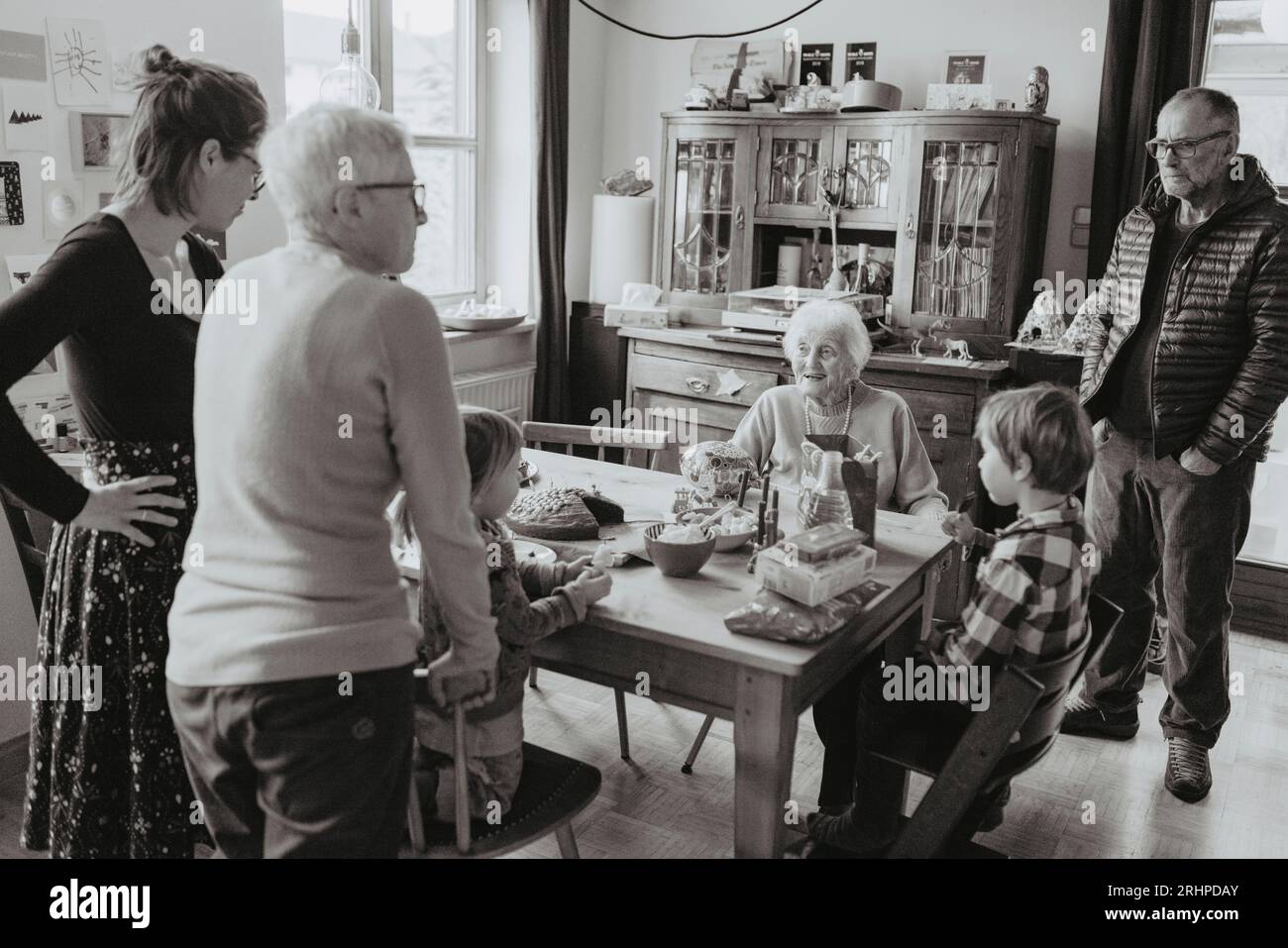 Die Familie feiert zu Hause den Geburtstag ihrer Großmutter Stockfoto